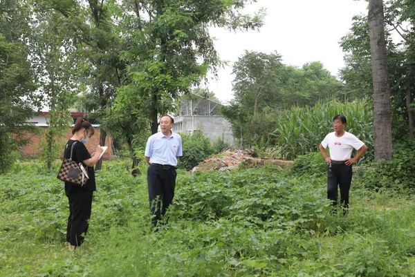銀金達(dá)到結(jié)對幫扶村實(shí)地調(diào)研幫建項目